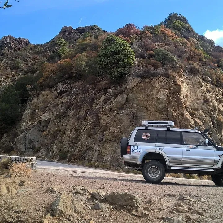 SAMOCHÓD ZDALNIE STEROWANY TERENOWY 4X4 METALOWY AKUMULATOR AUTO RC PILOT